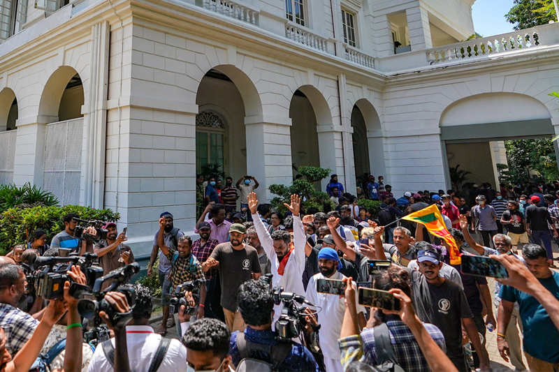 ජනාධිපති මන්දිරය අතහැර යාමේ තීන්දුව අන්තරේ දැනුම් දෙයි (VIDEO)