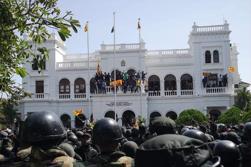 අරගලකරුවන් අග්‍රාමාත්‍ය කාර්යාලය අත්පත් කරගනියි (VIDEO)