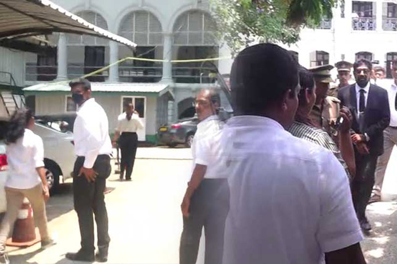 මාධ්‍යවේදීන්ට බාධාකළ කෙහෙළිය ගේ ආධාරකරුවෝ