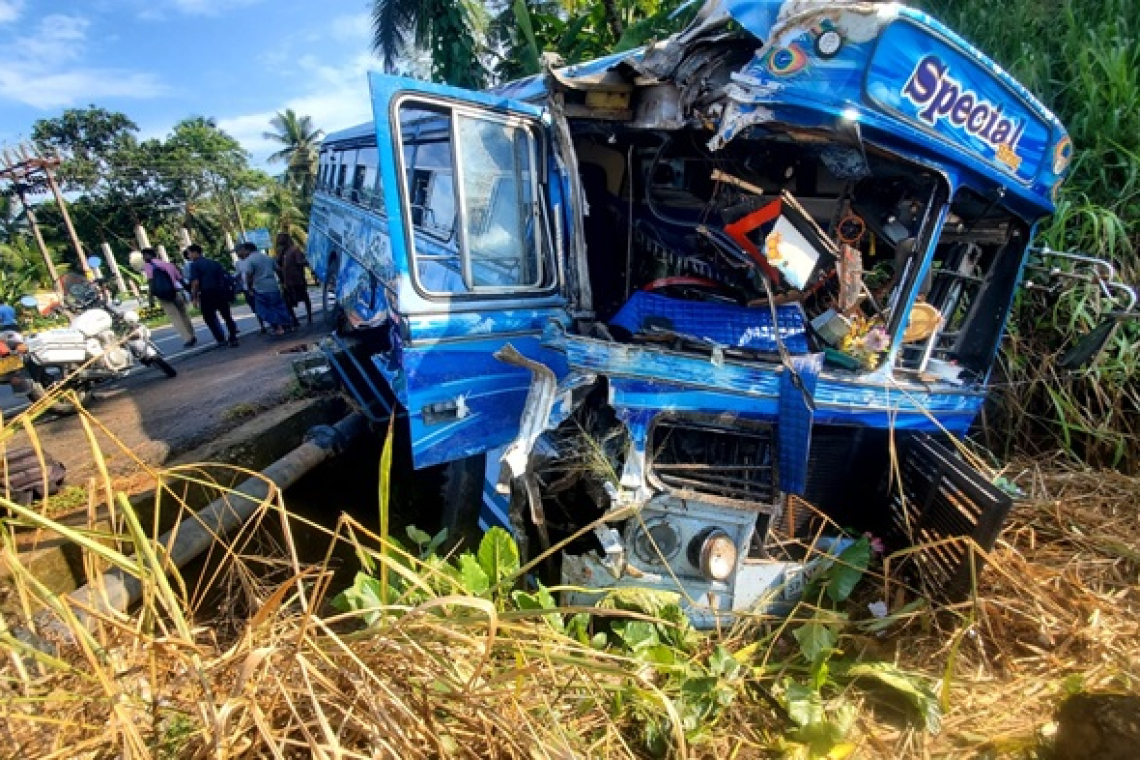 ඔරුගොඩවත්තේදී බිහිසුණු බස් රථ අනතුරක්- 15කට තුවාල