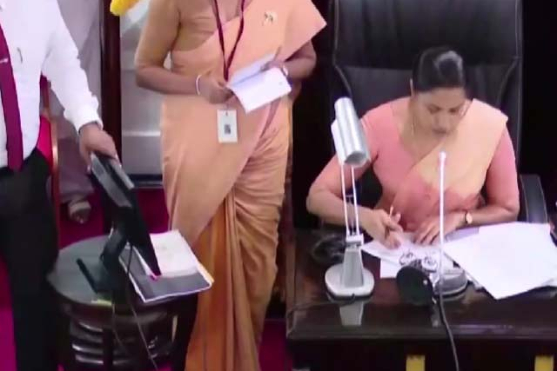 කොමසාරිස් සාරංගිකා කොළඹ කළා වගේම සීතාවකත් කරන්න   යයි... විපක්ෂයම සභා ගැබින් නැගිට යයි..ඝන පූර්ණය නැතුව සභාව දින නියමයක් නැතුව කල් යයි 