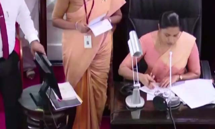 කොමසාරිස් සාරංගිකා කොළඹ කළා වගේම සීතාවකත් කරන්න   යයි... විපක්ෂයම සභා ගැබින් නැගිට යයි..ඝන පූර්ණය නැතුව සභාව දින නියමයෙන් නැතුව කල් යයි 