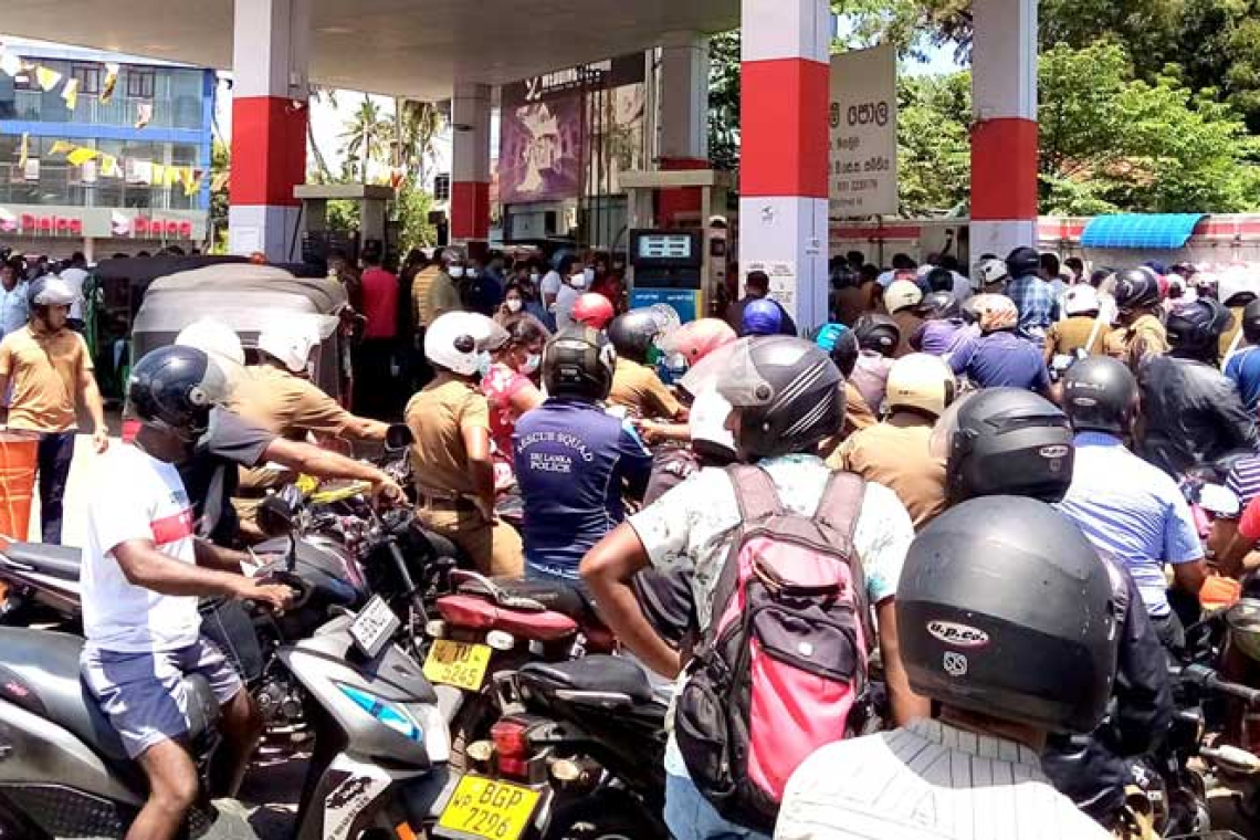 දිවයින පුරා තැන තැන තෙල් පෝලිම් !!  බුලි උස්සගෙන එන්න එපා තෙල් දෙන්නේ නෑ -සංස්ථාව දන්වයි