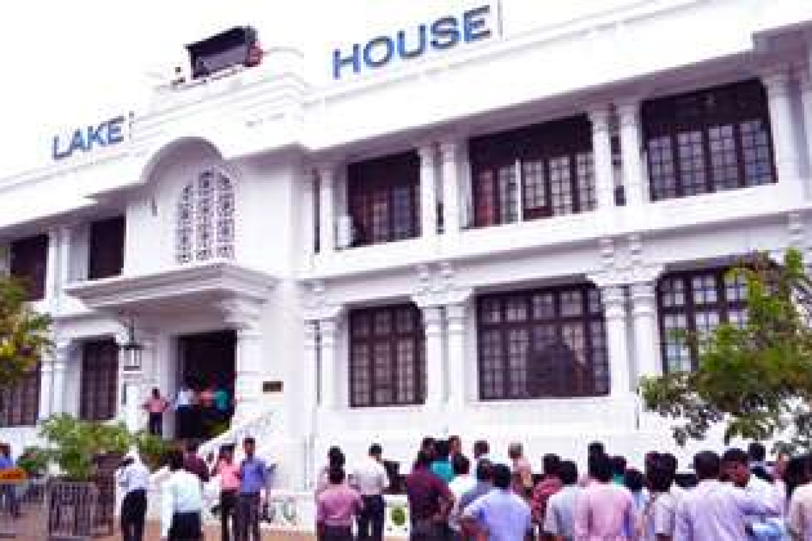 කතුවරයාට 'සරා'  වැහී පත්තරේම වළපල්ලේ
