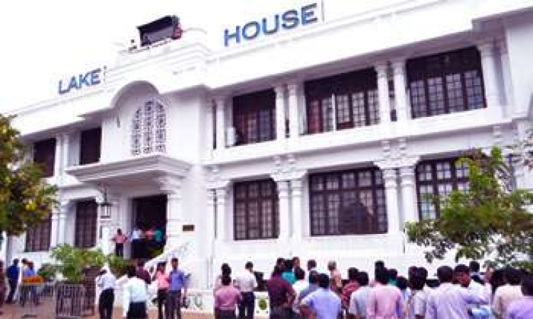 කතුවරයාට 'සරා'  වැහී පත්තරේම වළපල්ලේ