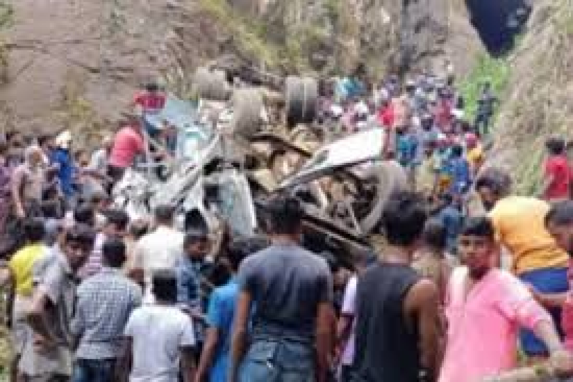 බදුල්ල – මහියංගනය පාරේ බසයක් පෙරලේ.. තිදෙනෙක් මරුට.. 26ක් රෝහලේ..