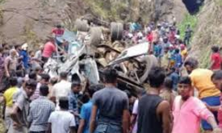 බදුල්ල – මහියංගනය පාරේ බසයක් පෙරලේ.. තිදෙනෙක් මරුට.. 26ක් රෝහලේ..