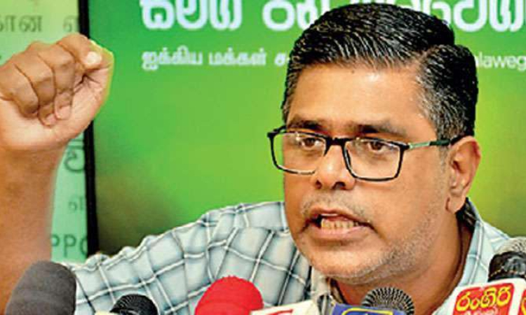 ජනපති කමිටු වාර්තාවේ කොටස් මුජිබර මැතිසභයට හෙළි කරයි.... රතු බහාලුම් තිස් හතක් නිකම්ම පිට කරලා... යවන තීරණය එන්නත් කලින් දෙකක් මුදා ඇරලා 