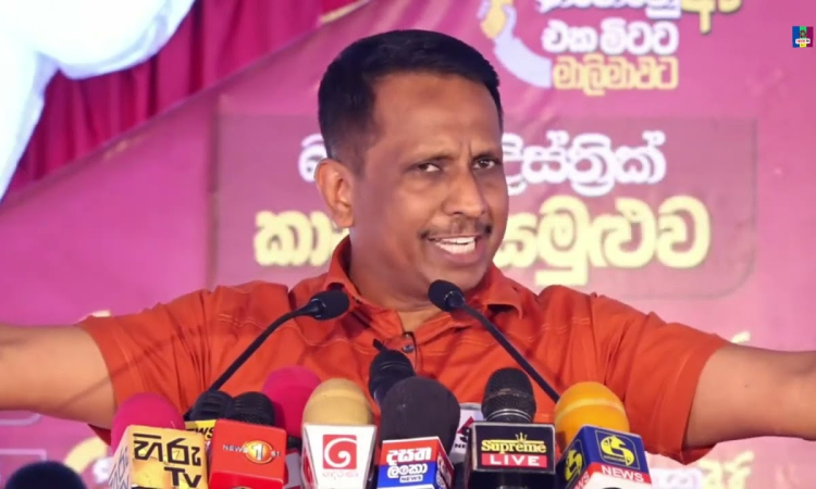 මෙන්න ආණ්ඩුව දැන් කියන කතාව !!! ජනපති අනුරට හිතපු වේගෙට යන්න බෑලූ.. හේතුව රජයේ නිලධාරින් - අමාත්‍ය සමන්ත විද්‍යාරත්න