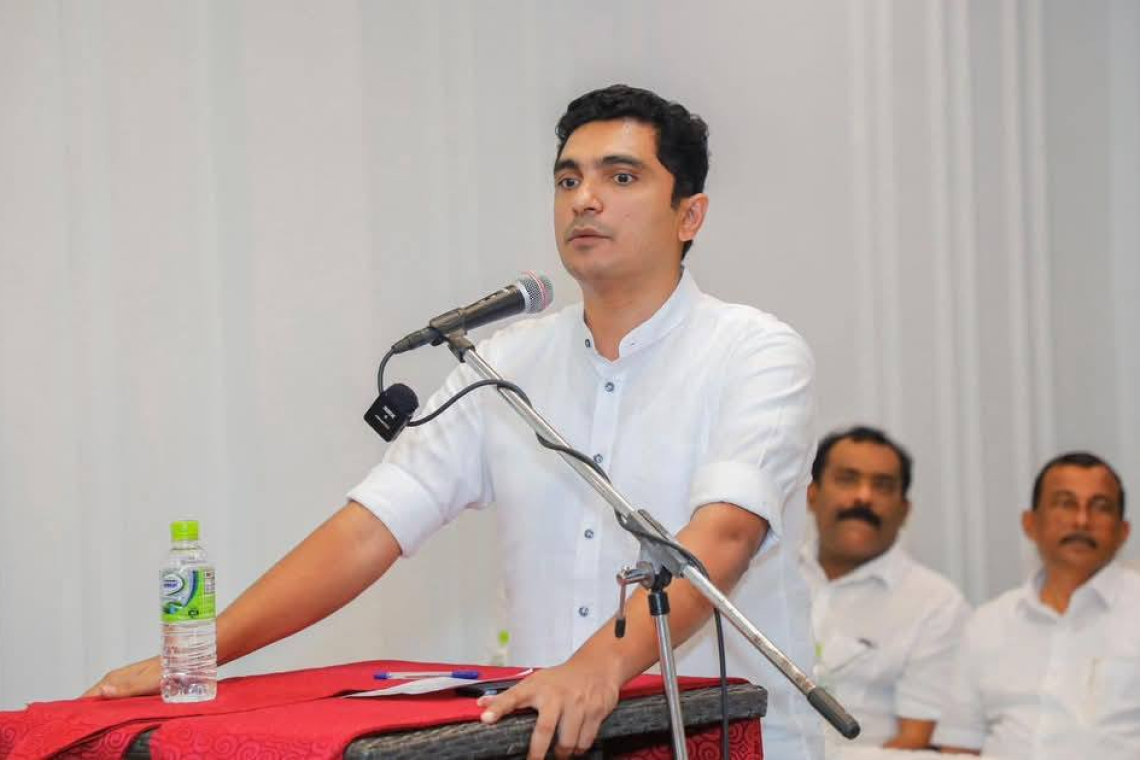 දැන් අල්ලන්නේ බඩඉරිඟු ඇට, කැරම් බෝඩ් බෙදපු හොරු විතරයි.... ඉන්නවයි කියපු බිලියන ගණන් හොරා කාපු හොරු කෝ ප්රසාද් සිරිවර්ධන ආණ්ඩුවෙන් ප්රශ්න කරයි