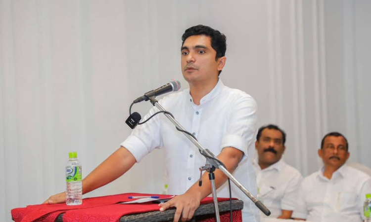 දැන් අල්ලන්නේ බඩඉරිඟු ඇට, කැරම් බෝඩ් බෙදපු හොරු විතරයි.... ඉන්නවයි කියපු   බිලියන ගණන් හොරා කාපු හොරු කෝ ප්‍රසාද් සිරිවර්ධන ආණ්ඩුවෙන් ප්‍රශ්න කරයි