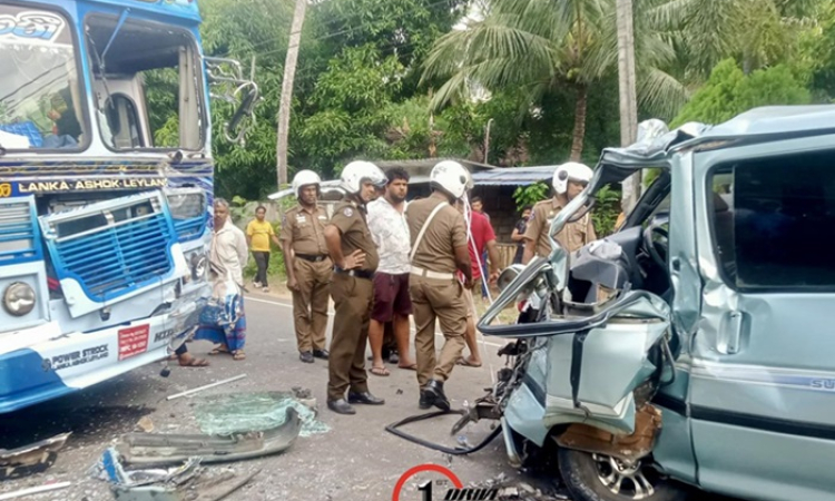 පැය 24 ට රිය අනතුරු 4ක් 9 ක් මරුට-5ක් රෝහලේ !!  මියගිය පිරිස අතර මාස 9 මාස 11 බිලිඳියන් 2 ක්