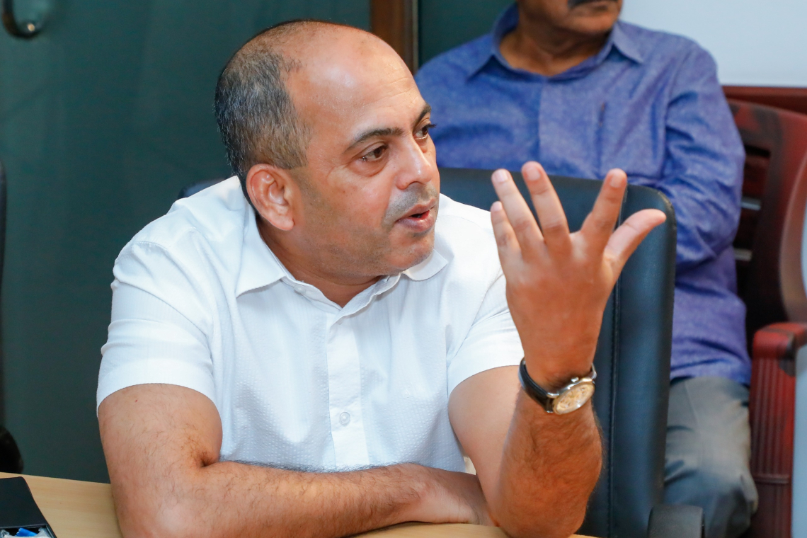 විපක්ෂනායක ධූරය වෙනස් වන බවට රනිල්ගේ පවුලේ පුවත්පතක පළ කොට තිබූ පුවත පට්ටපල් අතේ රෝලක් -මරික්කාර්