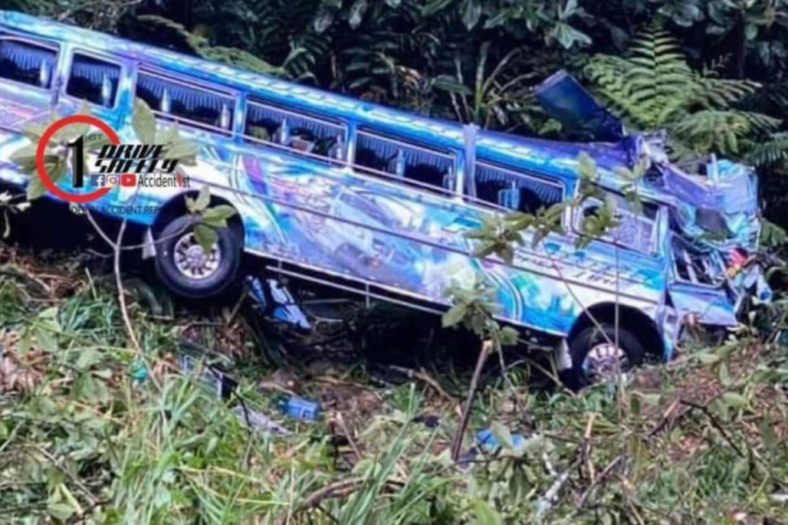 බස් රථයක් පෙරළී බිහිසුණු අනතුරක්-23ක් රෝහලේ