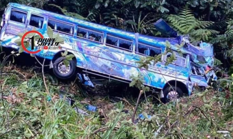 බස් රථයක් පෙරළී බිහිසුණු අනතුරක්-23ක් රෝහලේ