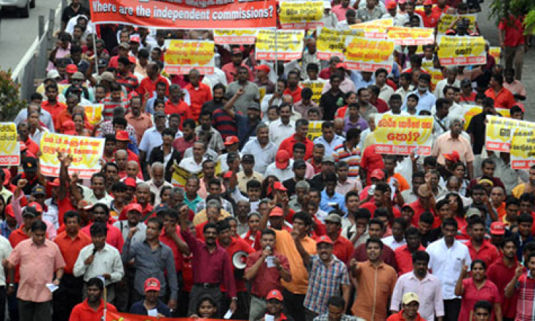 පැලවත්තේ ජවිපෙ කාර්යාලය ඉදිරියේ විරෝධතා.. පොලිසිය කැදවයි.. උණුසුම් තත්වයක්….