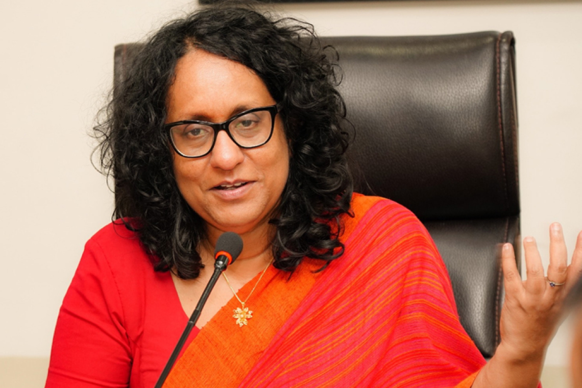 අගමැතිට මලපනී... අහන දේට උත්තර දෙන්න බැරි නම් රැස්වීම්වලට එන්න එපා’- අගමැතිනිය නිලධාරීන්ට දෙහි කපයි