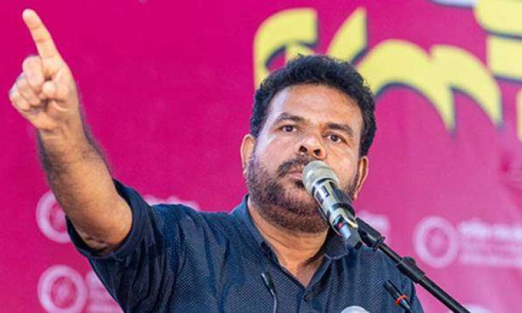 ආණ්ඩුවට ගොවීන්ගෙන් කුණු බැණුම්...නාමල් කරුණාරත්නත් ගුටි නොකා බේරෙයි,.... 