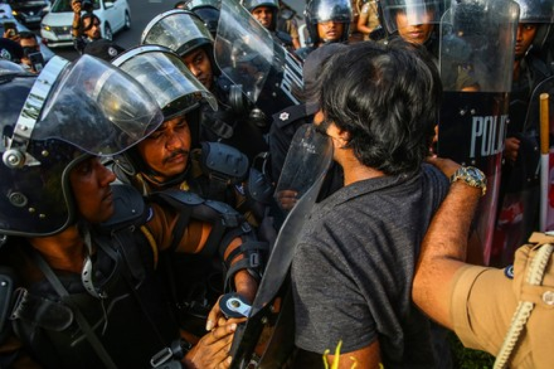 මධ්‍ය තැපැල් හුවමාරුවට  කැරලි මර්දන කණ්ඩායම් කැඳවයි