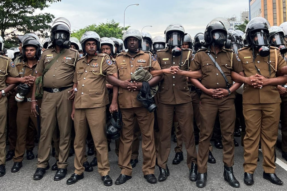 රනිල්ගේ නඩුව අද කැදවයි.. කොළඹට විශාල ජනකායක්..කොළඹ පුරා කැරලි මර්ධන ඒකක.. මාර්ග බාධක.. පාරවල් වහයි..