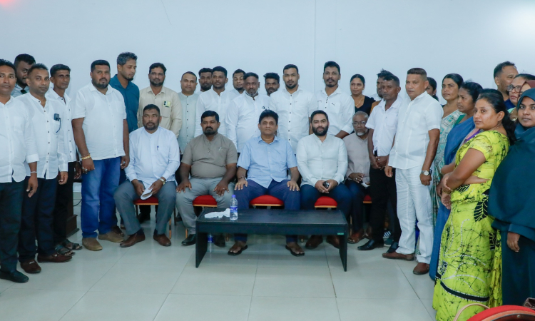 ප්‍රතිව්‍යූහගත කරනවා කියා අද විදුලිබල සේවකයෝ 23000ක් අනාථ කරලා – විපක්ෂ නායක සජිත් ප්‍රේමදාස ත්‍රිකුණාමල දිස්ත්‍රික් පළාත් පාලන මන්ත්‍රී සංසදය හමුවෙමින් කියයි