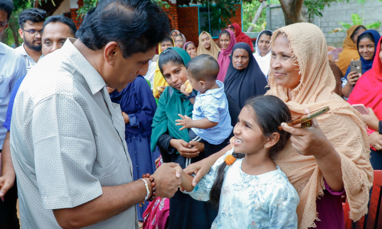 රජ පුටුවල සැප ගන්න හිටපු වෘත්තීය සමිති නායකයෝ අද රාජ්‍ය සේවකයා අමතක කර ආණ්ඩුව වෙනුවෙන් මරන්නත් මැරෙන්නත් සූදානම් ලු--සජිත් ප්‍රේමදාස 