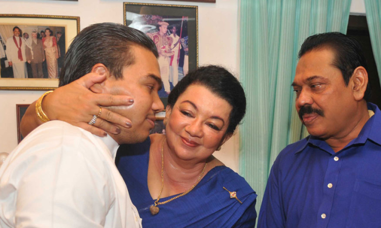 රජයේ මුදල් අවභාවිතය සම්බන්ධයෙන් මහින්ද රාජපක්ෂ, ශිරන්ති රාජපක්ෂ, නාමල් රාජපක්ෂට එරෙහිව අල්ලස් කොමිසමට පැමිණිලි කෙරේ…