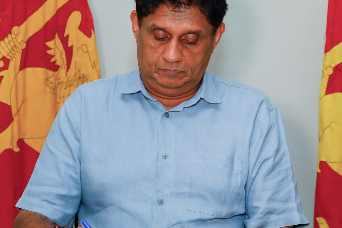 කාලගුණ නිලධාරීන් දින 15ක් පුරා රට දැනුවත් කරද්දි මර නින්දේ සිට රජය දැන් කාලගුණ නිලධාරීන්ට චෝදනා එල්ල කරනවා - විපක්ෂ නායක සජිත් ප්‍රේමදාස