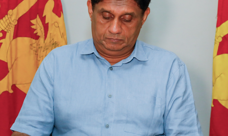 කාලගුණ නිලධාරීන් දින 15ක් පුරා රට දැනුවත් කරද්දි මර නින්දේ සිට රජය දැන් කාලගුණ නිලධාරීන්ට චෝදනා එල්ල කරනවා - විපක්ෂ නායක සජිත් ප්‍රේමදාස