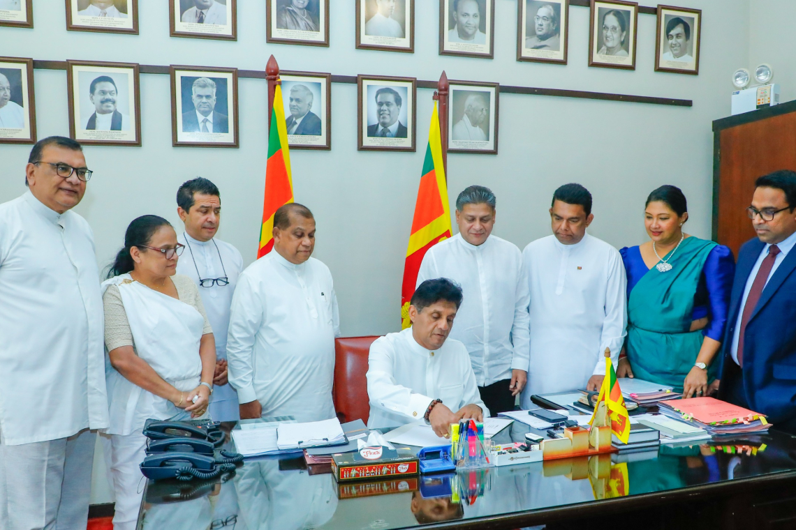 විපක්ෂයෙන් අධ්‍යාපන අමාත්‍යවරියට එරෙහි විශ්වාසභංගය අත්සන් කරයි.
