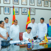 විපක්ෂයෙන් අධ්‍යාපන අමාත්‍යවරියට එරෙහි විශ්වාසභංගය අත්සන් කරයි.