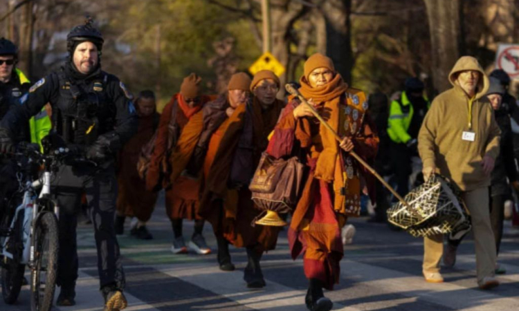 සාම පාගමනේ හිමි වරු ආලෝකා ද සමඟ වොෂින්ටන් DC ගමනාන්තයට