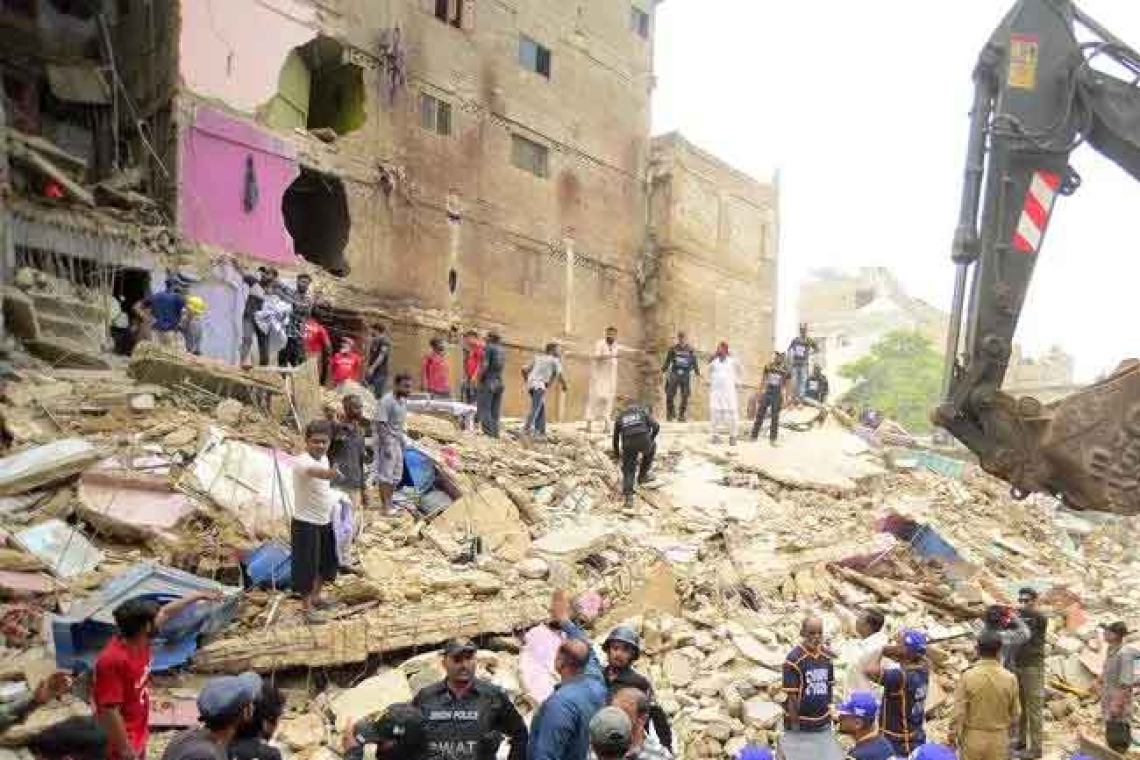 පාකිස්තානයේ ගොඩනැගිල්ලක් කඩා වැටීමෙන් පුද්ගලයින් 13කට දිවි අහිමි වෙයි