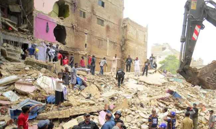 පාකිස්තානයේ ගොඩනැගිල්ලක් කඩා වැටීමෙන් පුද්ගලයින් 13කට දිවි අහිමි වෙයි