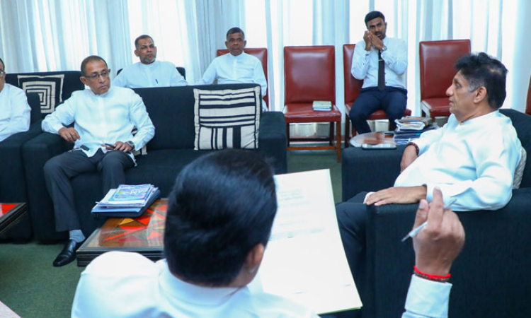 • මැදපෙරදිග උණුසුම විපක්ෂයත් රත් කළ හැටි.