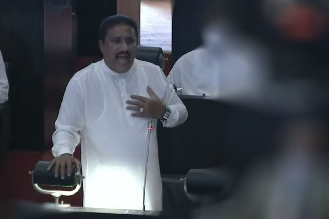 මොකෝ අපි ට්‍රම්ප්ට බයේ ඉන්න ද? ට්‍රම්ප් කියලා කියන්නේ ගමක IRC කාරයෙක් ද මෙහෙම ගහගෙන ගහගෙන යන්න - රෝහිත