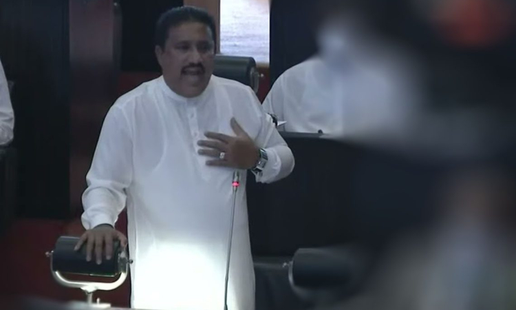 මොකෝ අපි ට්‍රම්ප්ට බයේ ඉන්න ද? ට්‍රම්ප් කියලා කියන්නේ ගමක IRC කාරයෙක් ද මෙහෙම ගහගෙන ගහගෙන යන්න - රෝහිත