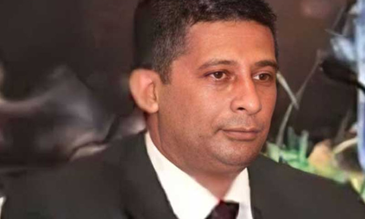 පුතාට පියාව බලන්න පොලිස් වාර්තා ගෙන එන්න කියයි ! -  සලේගේ පුතාව පැය තුනක් රස්තියාදු කර ගෙදර යවයි