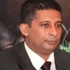 පුතාට පියාව බලන්න පොලිස් වාර්තා ගෙන එන්න කියයි ! -  සලේගේ පුතාව පැය තුනක් රස්තියාදු කර ගෙදර යවයි