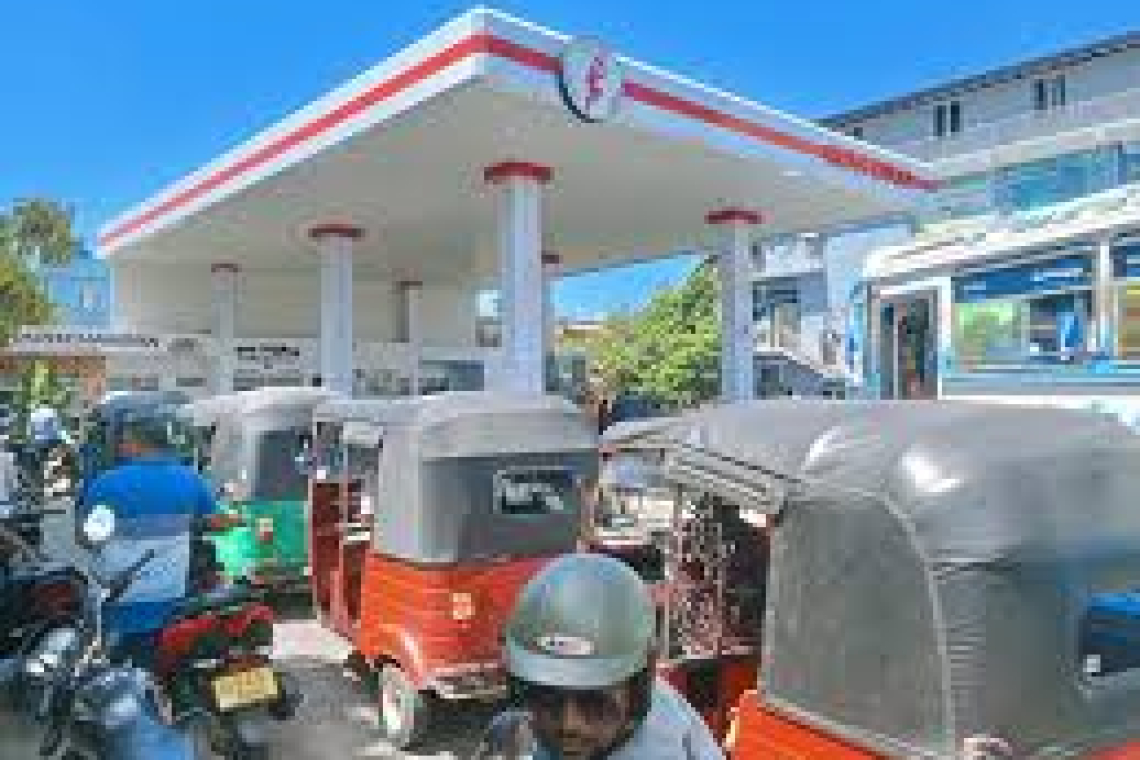 ඉන්ධන ලබා ගැනීමට තවමත් පිරවුම්හල්වල දිගු පෝලීම්