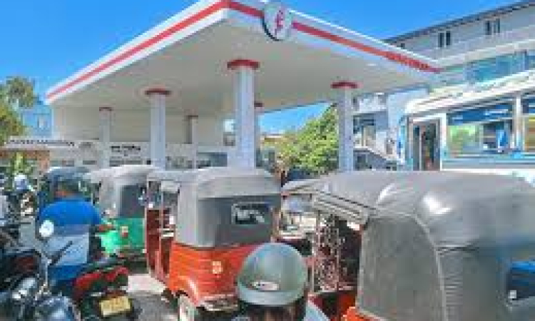 ඉන්ධන ලබා ගැනීමට තවමත් පිරවුම්හල්වල දිගු පෝලීම්