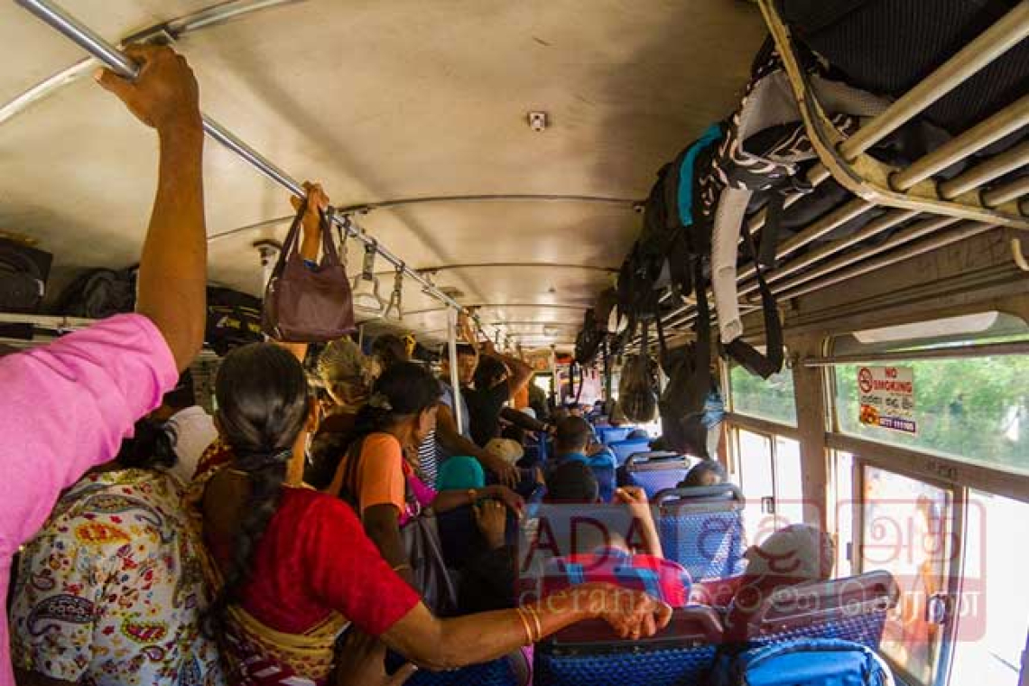 නිවාඩු දිනයක් වුවත් පොදු ප්‍රවාහනයේ අධික මගීන් 