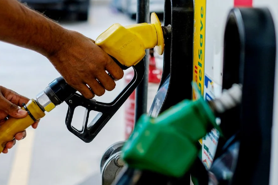 මැති ඇමතිවරුන්ගේ ඉන්ධන කෝටාව ස්වෙච්ඡාවෙන්ම තුනෙන් එකකින් අඩු කරගෙන