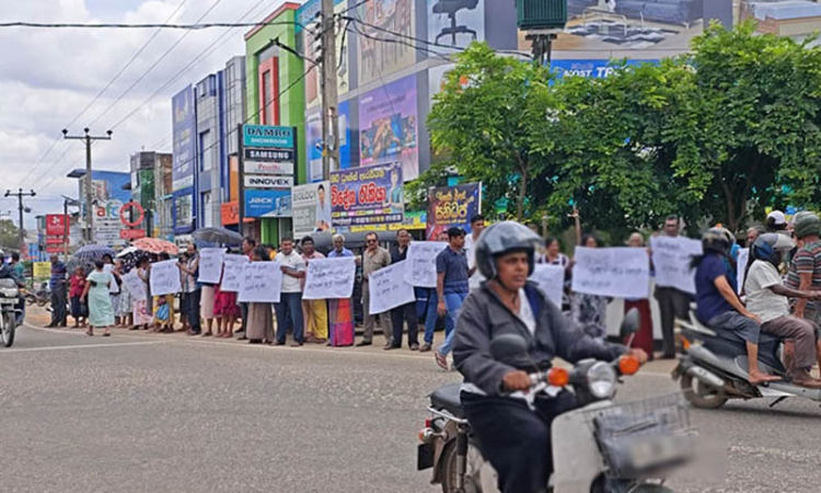 කුණු ප්‍රශ්ණයක් නිසා නියෝජ්‍ය ඇමති ටී.බී සරත්ට ගමෙන්ම විරෝධය !