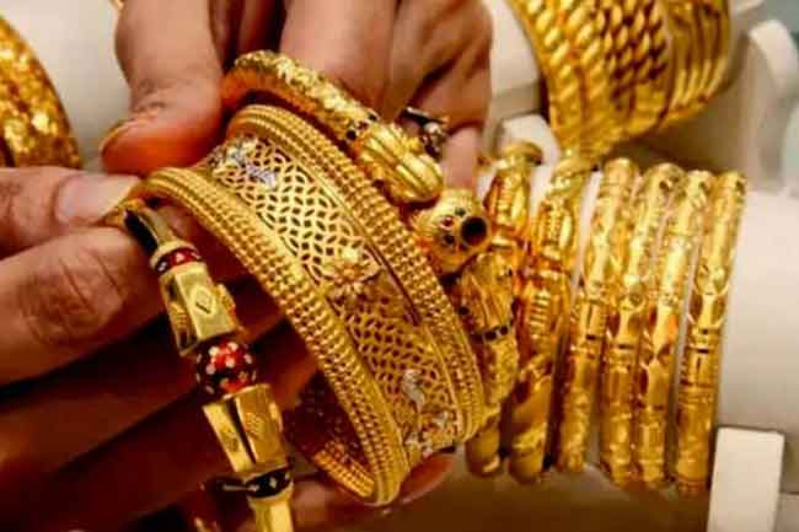 මෙරට රන් පවුම යළි ලක්ෂ 4 පනී