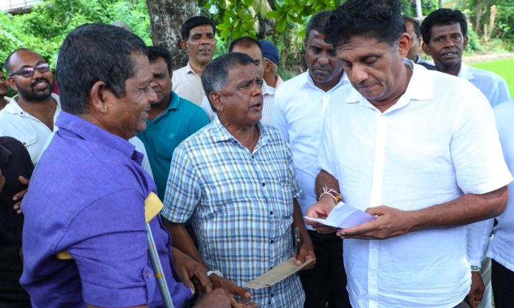 ගොවියො සජිත්ට දුක කියයි! සජිත් ගොවියන්ගේ දුකට ඇහුම්කන් දෙයි