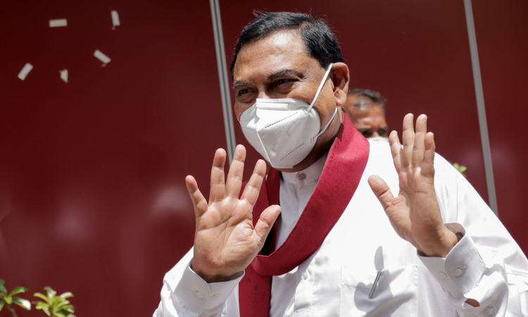 බැසිල් අත්අඩංගුවට ගන්නැයි වරෙන්තු..